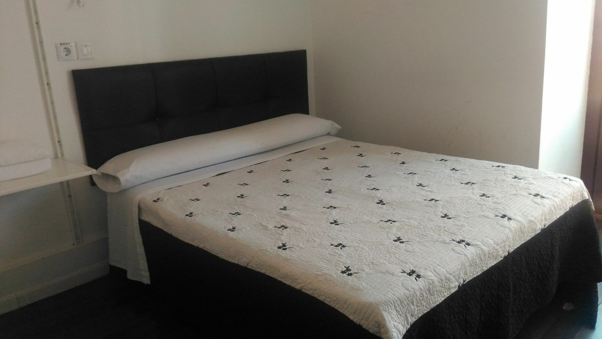 Hostal Alaska Madrid Extérieur photo