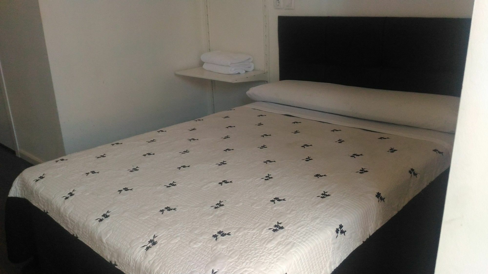 Hostal Alaska Madrid Extérieur photo