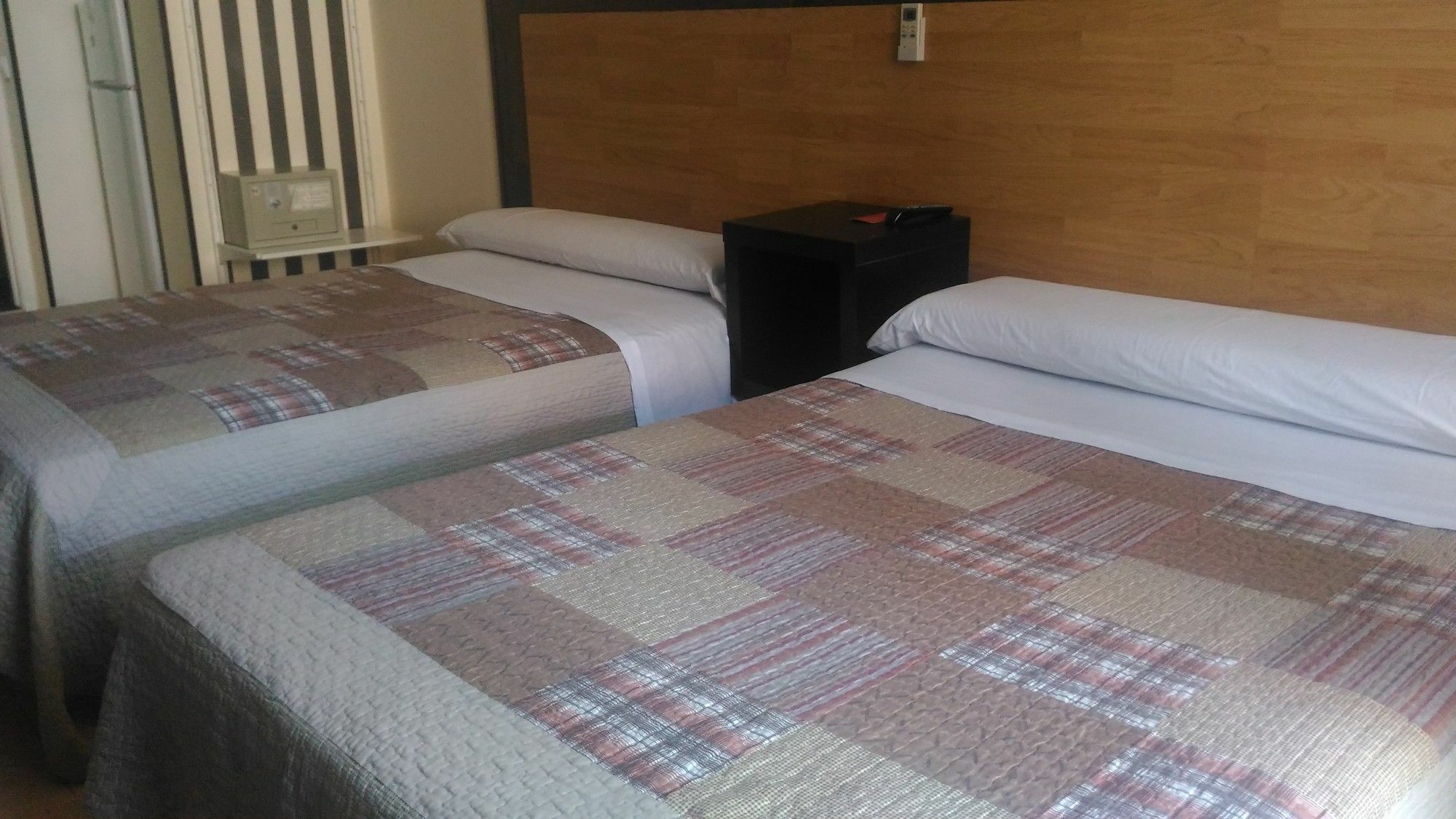 Hostal Alaska Madrid Extérieur photo