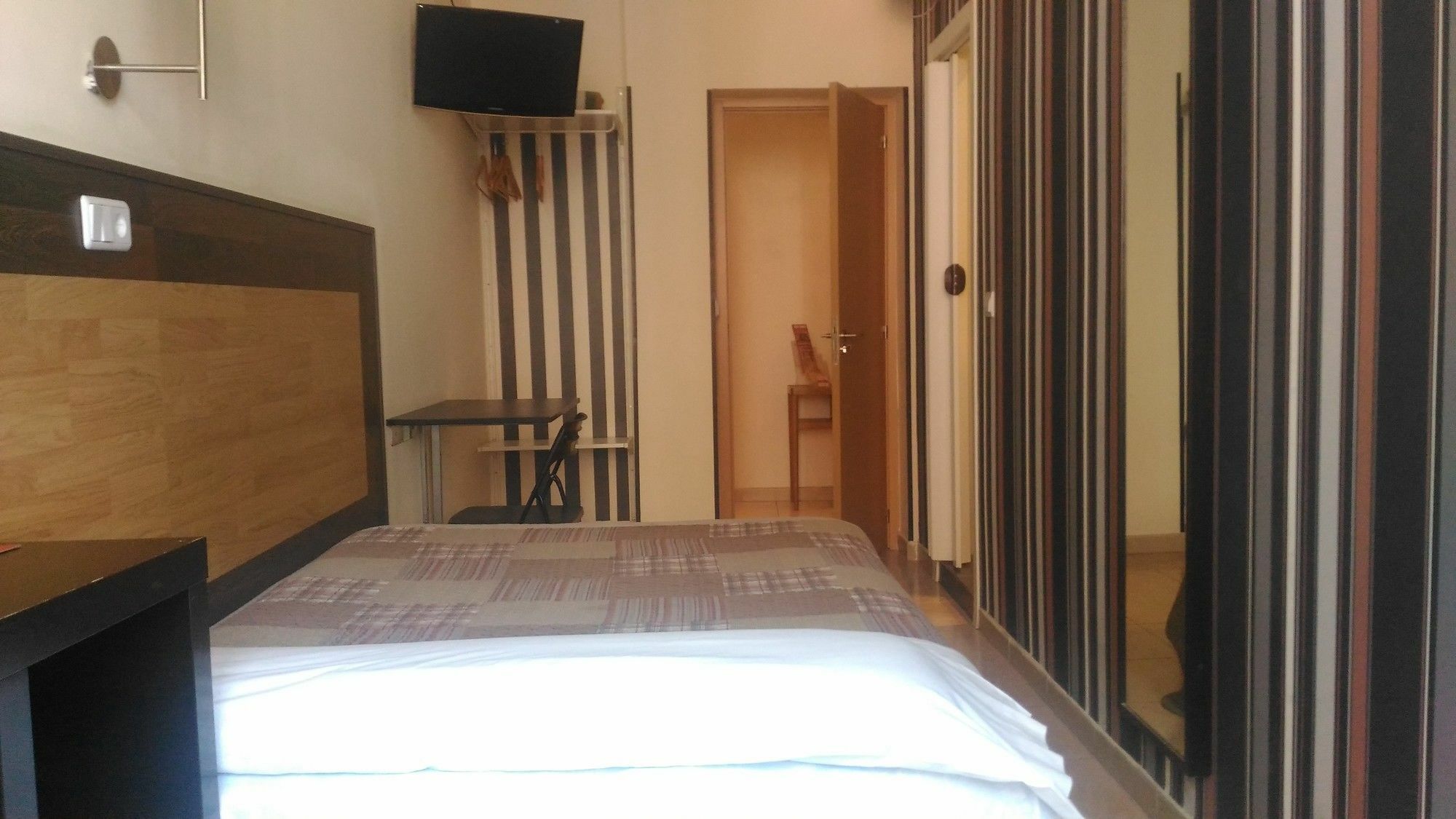 Hostal Alaska Madrid Extérieur photo