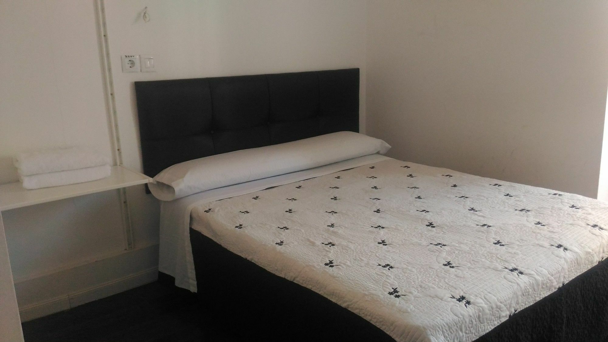 Hostal Alaska Madrid Extérieur photo