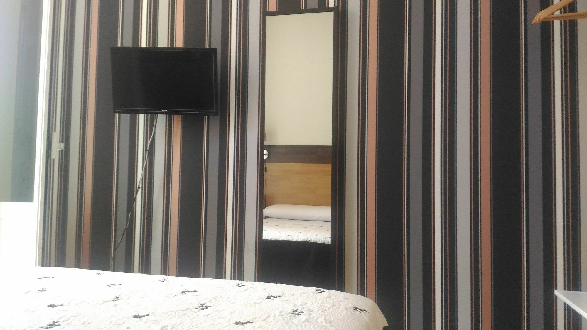 Hostal Alaska Madrid Extérieur photo