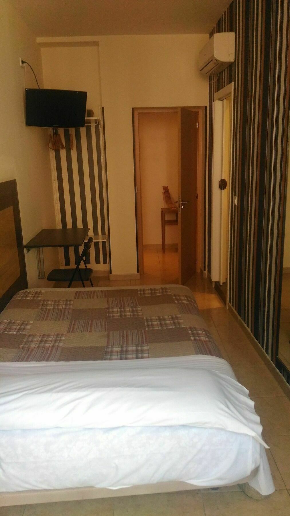Hostal Alaska Madrid Extérieur photo